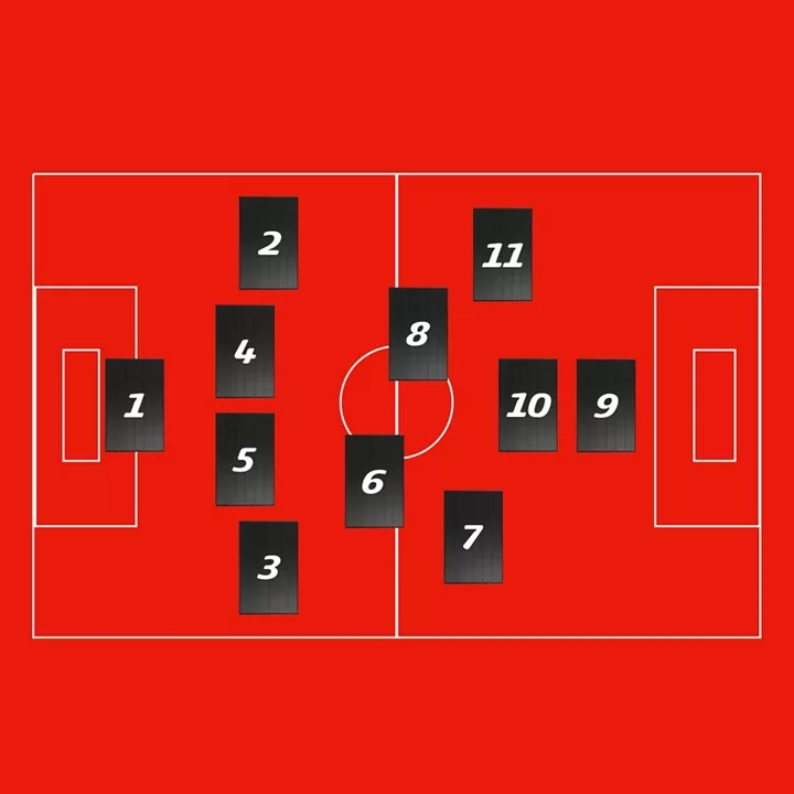 Grafik eines Fußballfeldes mit 11 Solarmodulen als Spielern